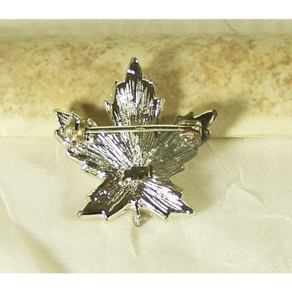 Pegasus Coro Maple Leaf Brooch 1945 Vintage Pave Rhinestones Silver Tone Pin - Picture 3 of 6